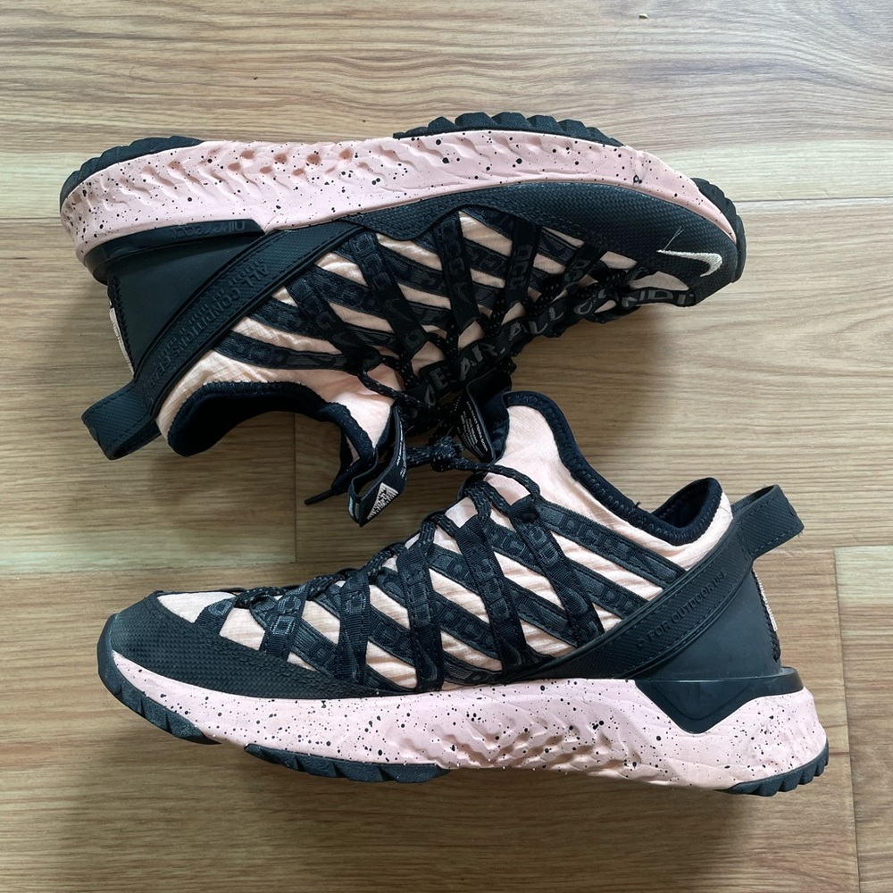 Nike ACG sneakers / sz 5.5 Men’s = 7 Women’s / barely used